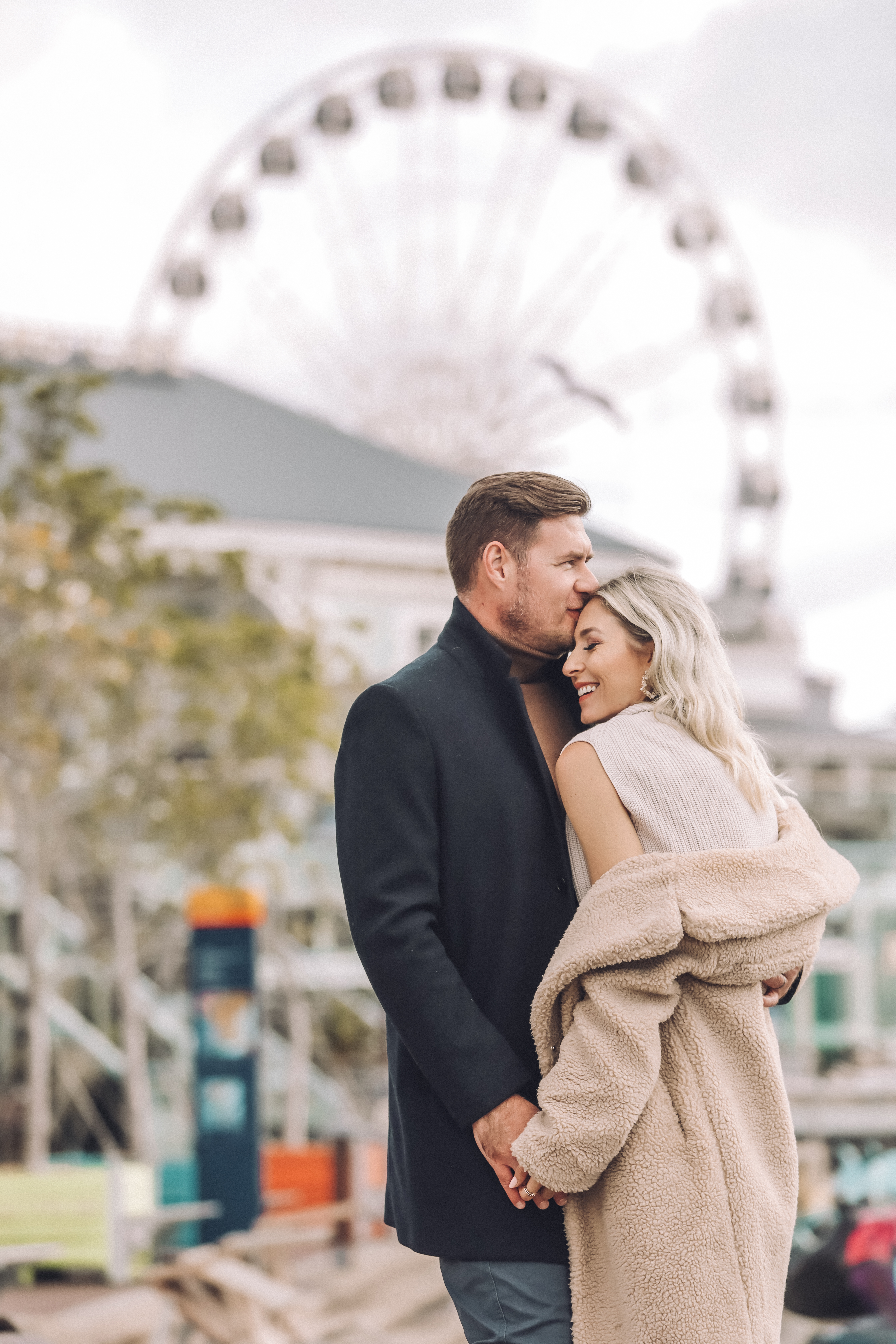 Ferris wheel couple hugging winter