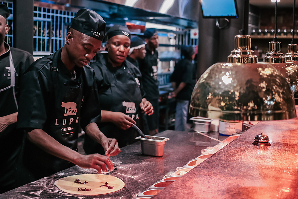 Lupa chef preparing pizza