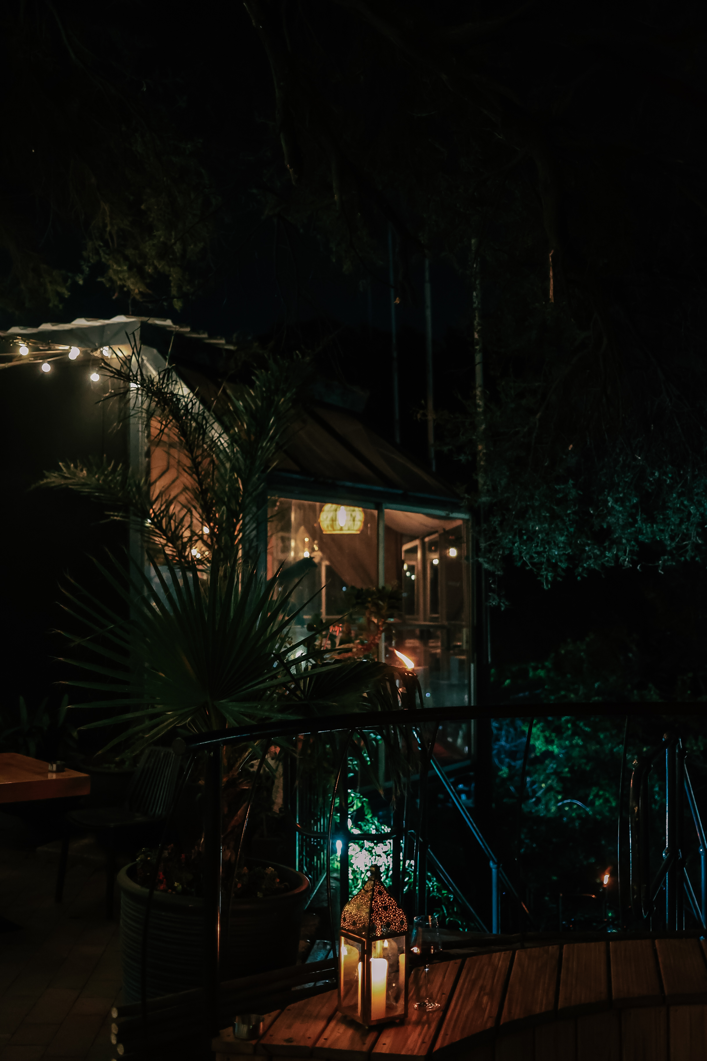 Pablo Dos Manos Outside Lights