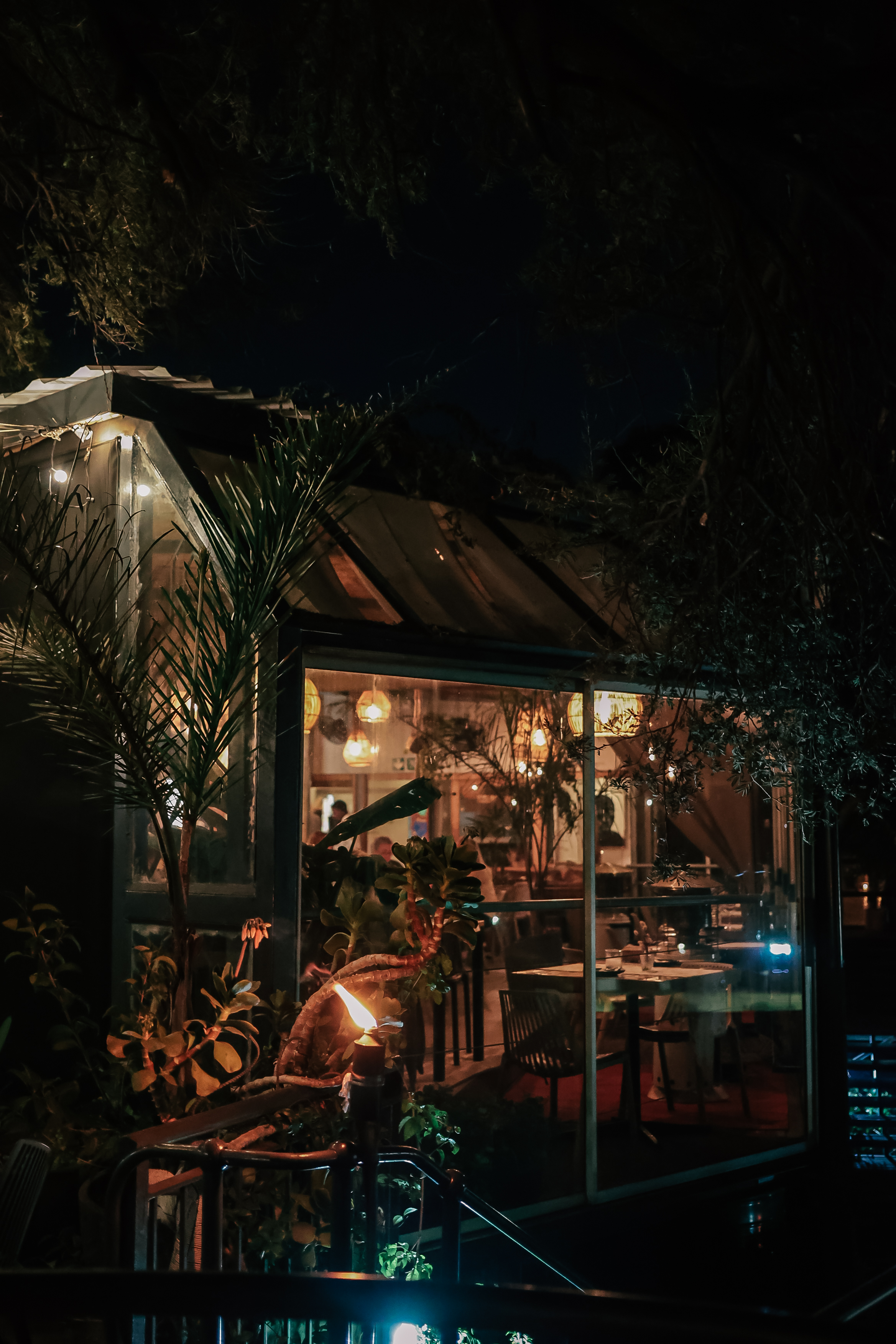 Pablo Dos Manos Outside